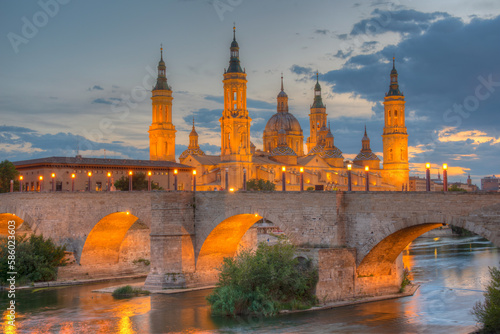 Φωτογραφία Night view of the basilica de nuestra senora de pilar and puente de piedra in Za