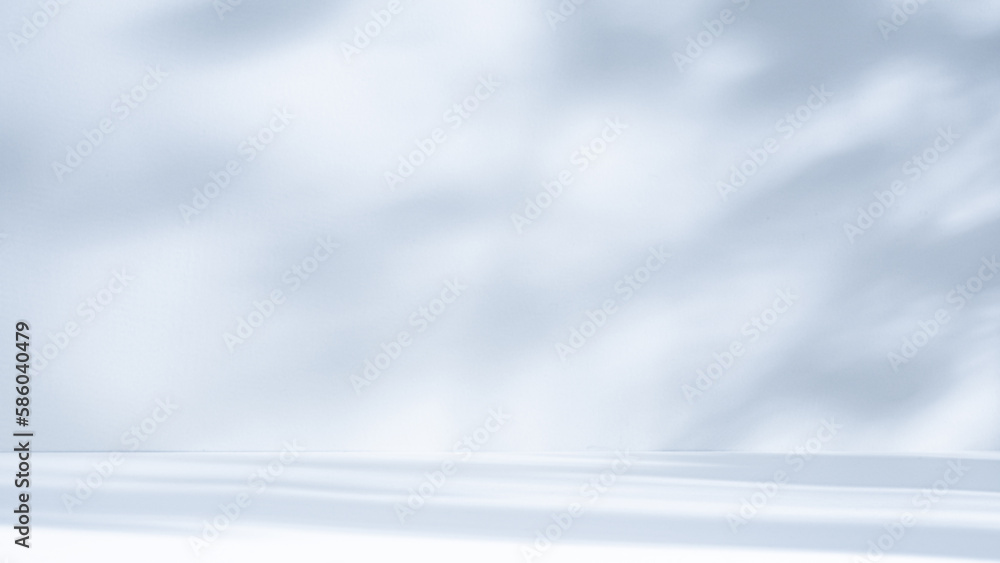 Obraz premium Light blue background for product presentation with a light and shadows pattern on it