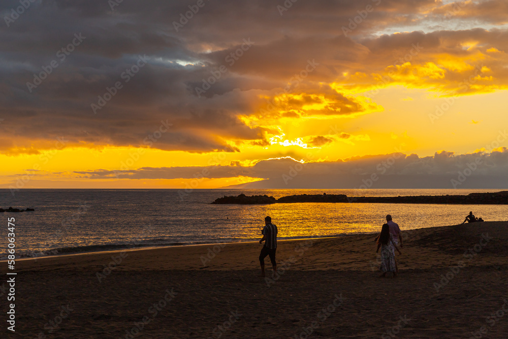 Sonnenuntergang am Playa del Duque mit Blick nach La Gomer in Wo