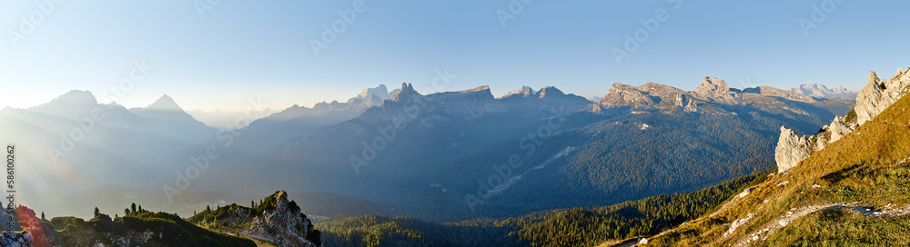 Rifugio Pomedes mit Panorama der Dolomiten rund um Cortina d'Ampezzo. Startpunkt der Alpinen Abfahrtsstrecke der Damen.