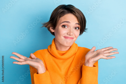 Fotografie Photo portrait of lovely young lady sorry forget shrug shoulders cute wear trend