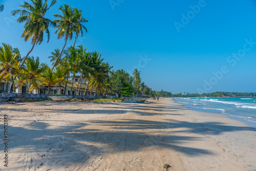 Foto Sunny day at Uppuveli Beach at Trincomalee, Sri Lanka