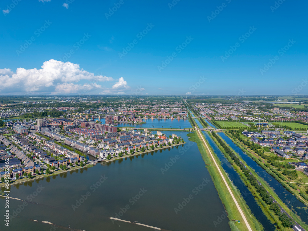 Fototapeta premium Luftaufnahme mit dem Stadtteil Stad van de Zon in Heerhugowaard. Provinz Nordholland in den Niederlanden
