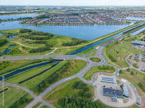 Luftaufnahme mit dem Park van Luna und dem Stadtteil Stad van de Zon in Heerhugowaard. Provinz Nordholland in den Niederlanden