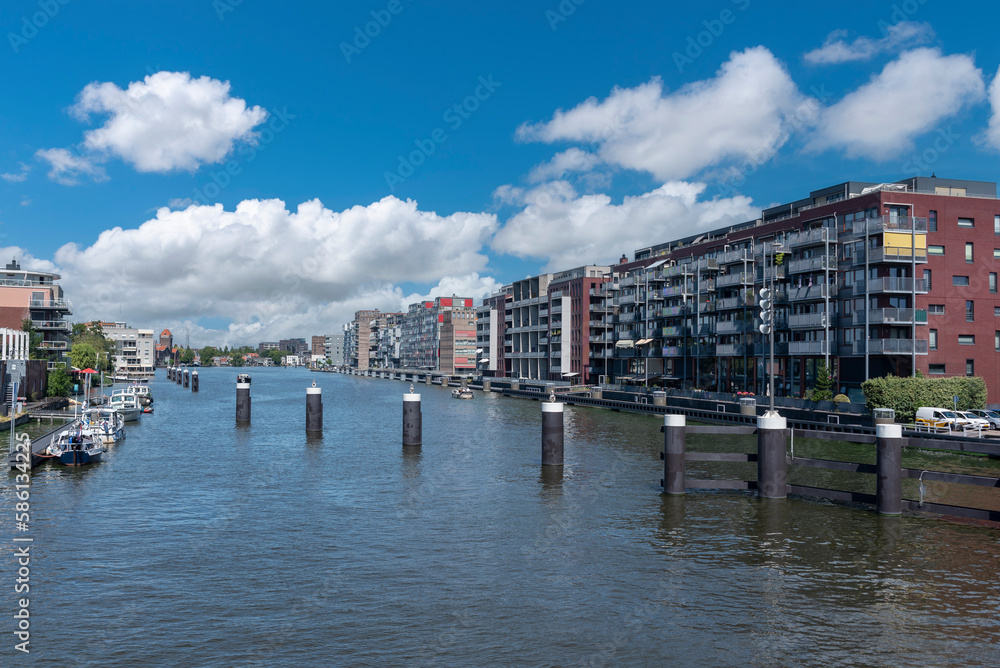 Stadtbild mit dem Fluss Zaan in Zaandam. Provinz Nordholland in den Niederlanden