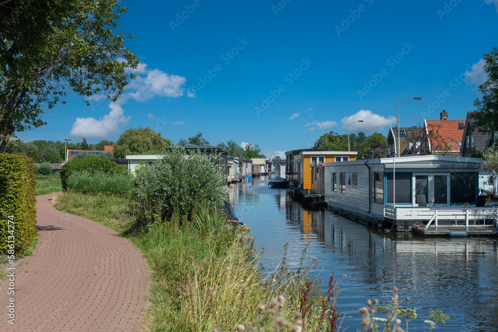 Hausboote auf dem Kanal Braakslot in Zaandam Ortsteil Kalf. Provinz Nordholland in den Niederlanden