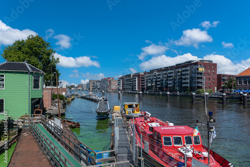 Stadtbild mit dem Fluss Zaan in Zaandam. Provinz Nordholland in den Niederlanden photo