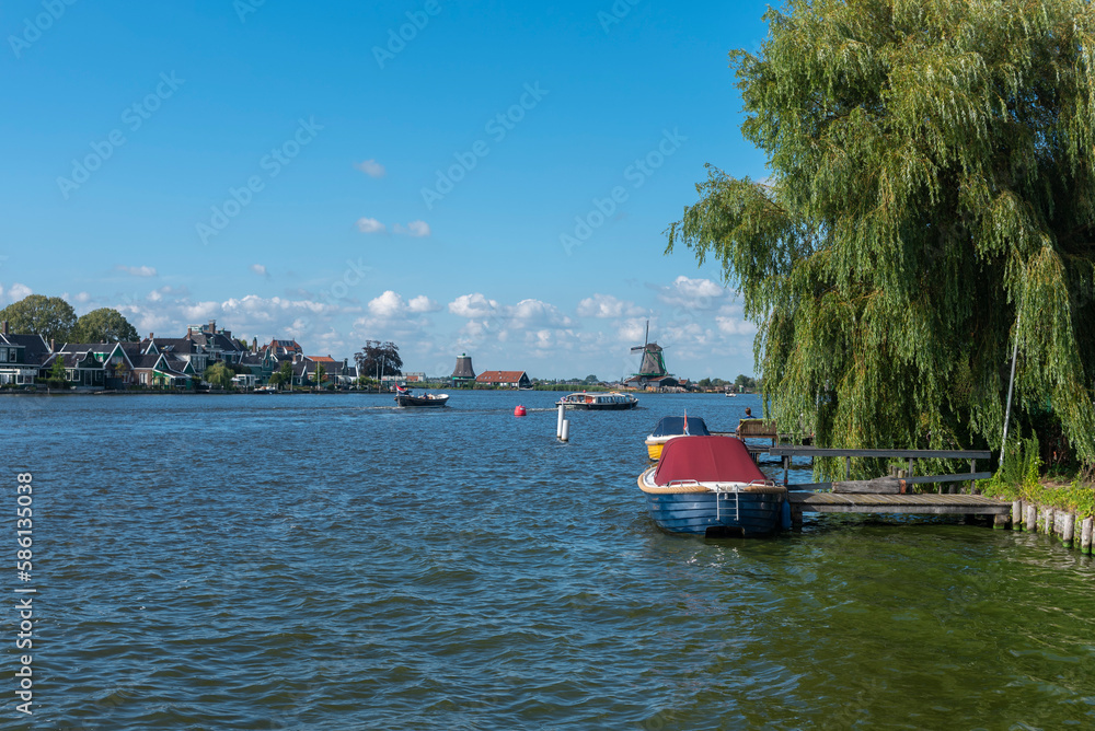 Landschaft am Fluss Zaan, im Hintergrund das Freilichtmuseum Zaanse Schans in Zaandam. Provinz Nordholland in den Niederlanden