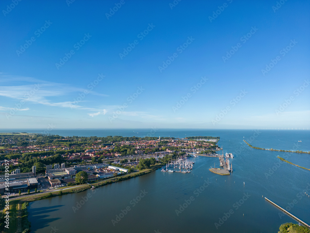 Luftbild mit Blick auf Enkhuizen und IJsselmeer. Provinz Nordholland in den Niederlanden