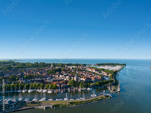 Luftbild mit Blick auf Enkhuizen und IJsselmeer. Provinz Nordholland in den Niederlanden