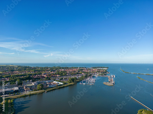 Luftbild mit Blick auf Enkhuizen und IJsselmeer. Provinz Nordholland in den Niederlanden