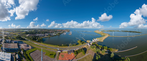 Luftaufnahme mit Blick auf Enkhuizen und die Schleuse Krabbersgat zwischen Markermeer und IJsselmeer. Provinz Nordholland in den Niederlanden © Jürgen Wackenhut
