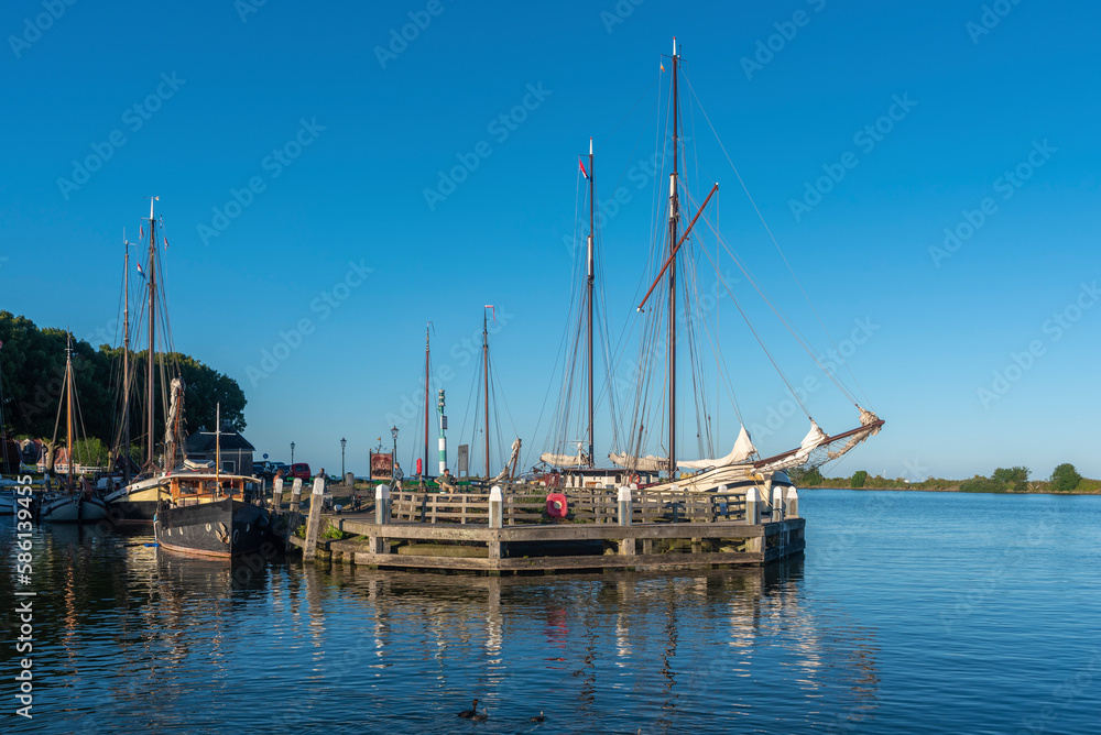 Historische Segelboote beim Buitenhaven in Enkhuizen. Provinz Nordholland in den Niederlanden