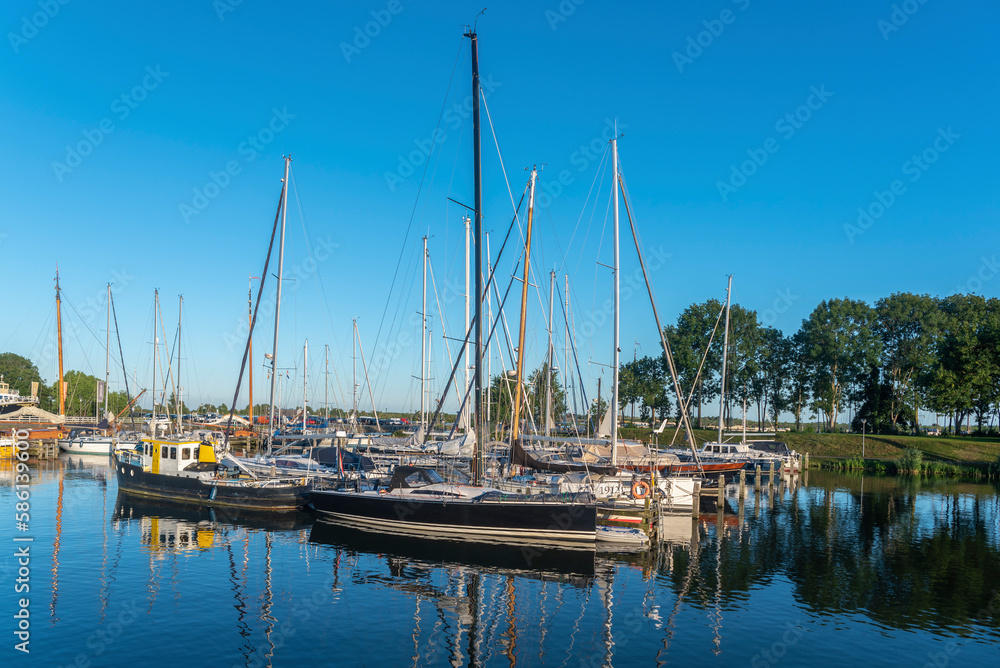 Segelyachten im Krabbershaven in Enkhuizen. Provinz Nordholland in den Niederlanden