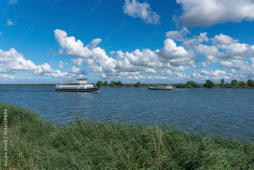 Rundfahrtschiff auf dem IJsselmeer bei Enkhuizen. Provinz Nordholland in den Niederlanden