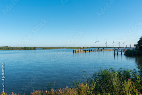 Landschaft am IJsselmeer bei Enkhuizen. Provinz Nordholland in den Niederlanden