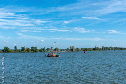 Landschaft mit Segelboot auf dem IJsselmeer bei Enkhuizen. Provinz Nordholland in den Niederlanden