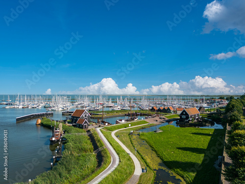 Luftaufnahme mit Zuiderzeemuseum, Compagnieshaven und IJsselmeer in Enkhuizen. Provinz Nordholland in den Niederlanden