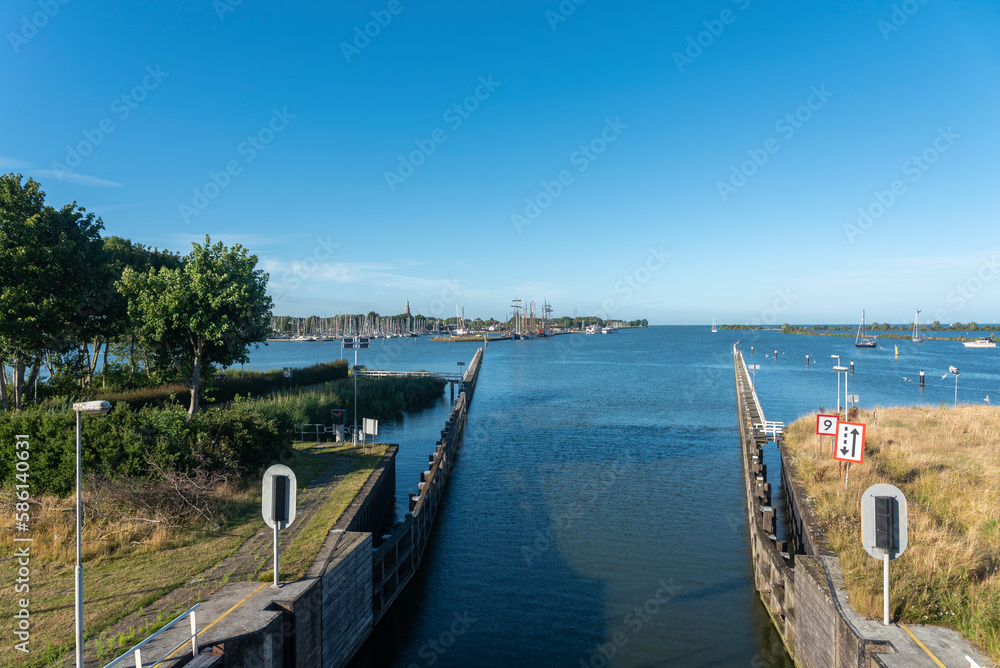 Obraz premium Blick von der Schleuse Krabbersgat auf das IJsselmeer, im Hintergrund der Krabbershaven in Enkhuizen. Nordholland in den Niederlanden