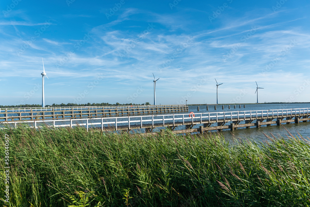 Windpark bei der Schleuse Krabbersgat in Enkhuizen. Provinz Nordholland in den Niederlanden Windpark bei der Schleuse Krabbersgat in Enkhuizen. Provinz Nordholland in den Niederlanden