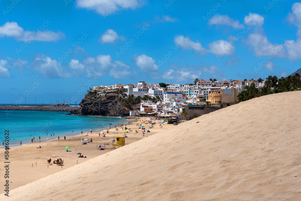 Vista panorámica de la playa de Morro Jable en Fuerteventura Islas Canarias, con arena blanca y agua cristalina llena de gente tumbada y disfrutando del sol