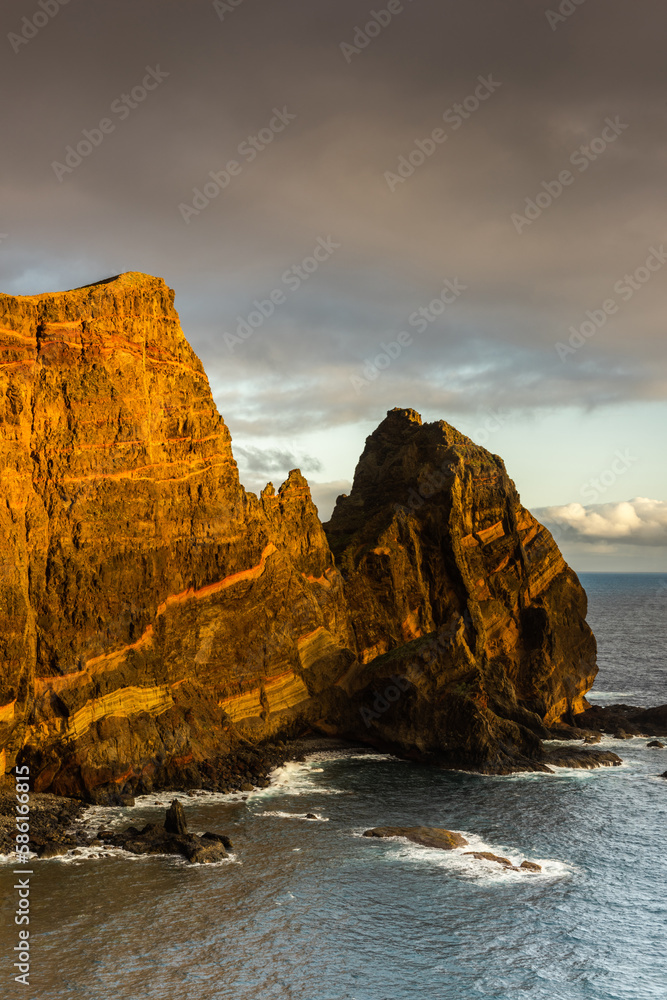 Naklejka premium Volcanic cliffs at Atlantic Ocean in Madeira Island, Portugal