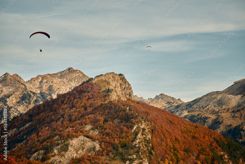 Parapentes sobre las montañas de los Pirineos navarros Parapentes sobre las montañas de los Pirineos navarros