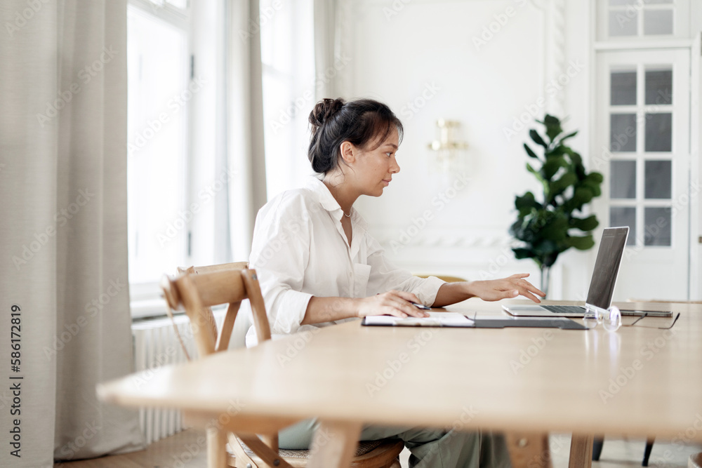 The person is a woman working in an office, using a laptop workspace, routine every day. The person is a woman working in an office, using a laptop workspace, routine every day.