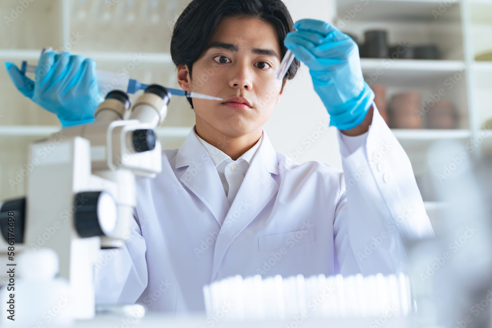 研究室で実験する研究者 研究室で実験する研究者