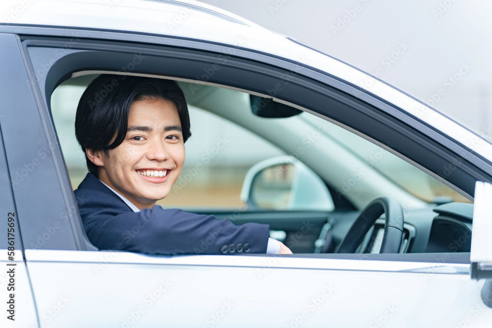 自動車を運転する男性 自動車を運転する男性