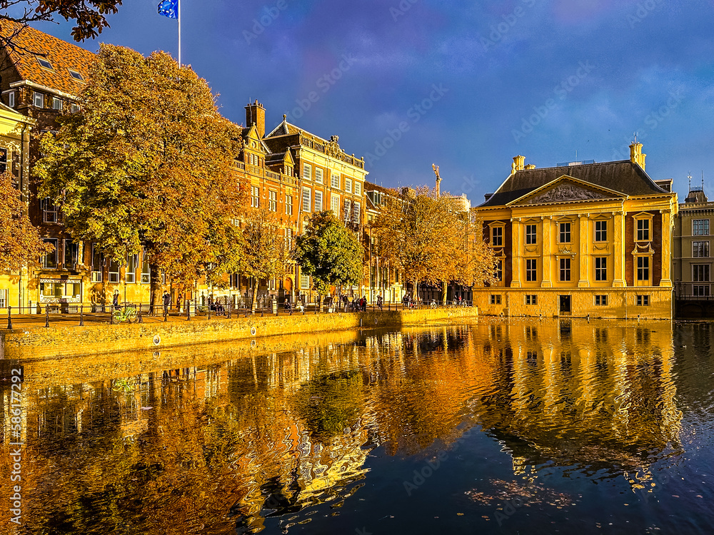 Obraz premium View of The Binnenhof building at sunset in The Hague, Netherlands