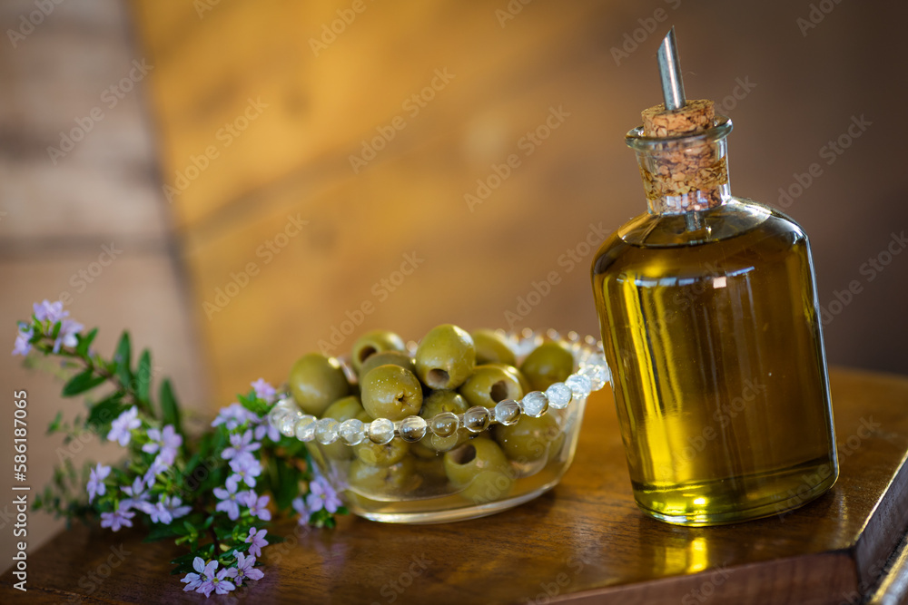 Azeite de mesa em galheitas. Azeite de oliva. Azeite para comidas. Azeitonas Azeite de mesa em galheitas. Azeite de oliva. Azeite para comidas. Azeitonas