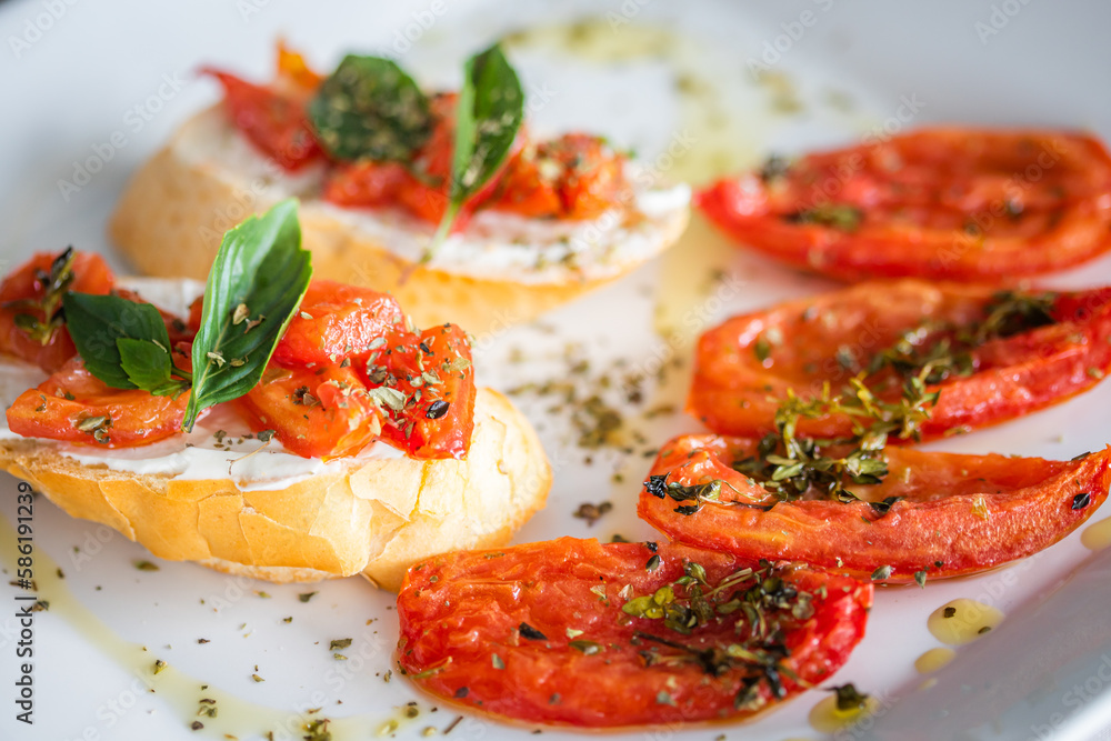 brusqueta. Torradas com tomates azeite manjericão orégano brusqueta. Torradas com tomates azeite manjericão orégano