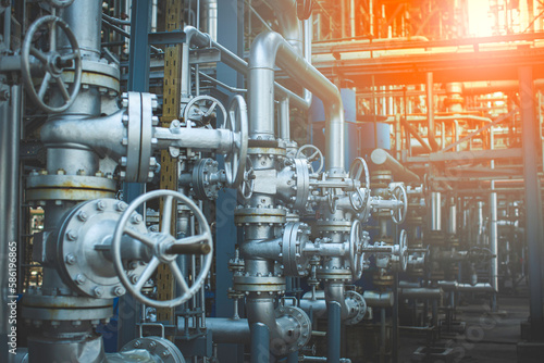 Fotografía Pipe line oil and gas valves at gas plant pressure safety valve selective