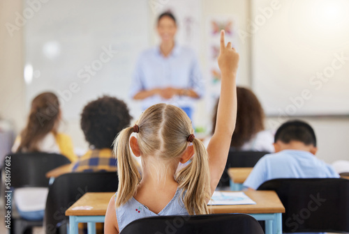 Fotografia Education, back and a child raising hand in class for a question, answer or vote at school