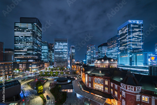 東京駅の都市夜景 ライトアップされたビル群と駅舎【東京都・千代田区】 Night view of Tokyo Station - Japan