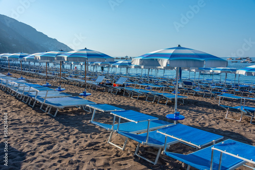 Fototapeta Naklejka Na Ścianę i Meble -  Blue and white umbrellas at Positano beach in Italy