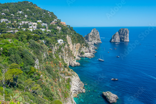 Foto Faraglioni rocks off the coast of Capri, Italy