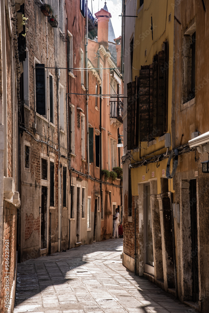 Straße mit alten Häusern in Venedig, Hochformat