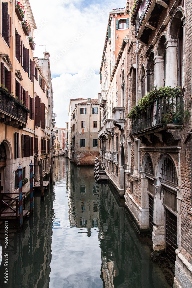 Alte Häuser mit Säulenbalkon und Kanal in Venedig, Hochformat