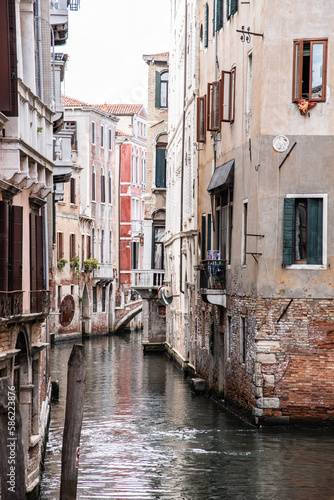 Alte Häuser und Kanal in Venedig