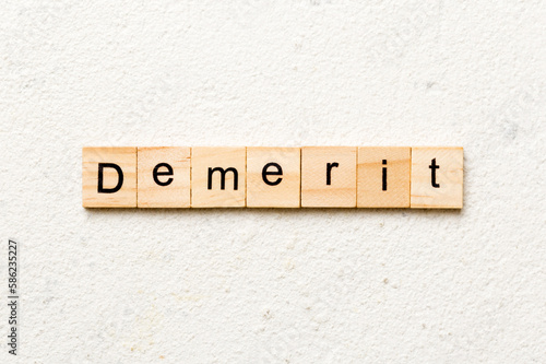 Foto demerit word written on wood block