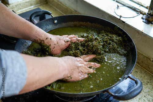 Herbs needed to make five-color glutinous rice, a traditional Chinese Tomb-sweeping Day food