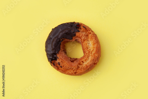 オールドファッション ドーナッツ チョコレート 黄色背景