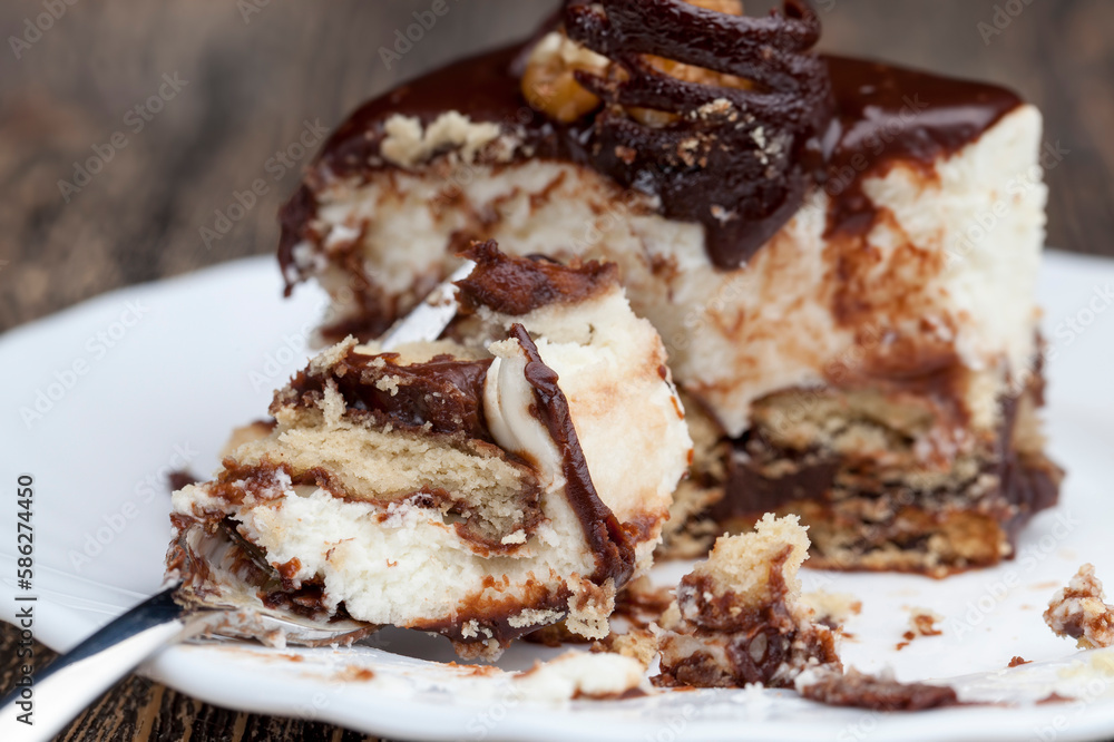 Creamy cheesecake with chocolate and cookies Creamy cheesecake with chocolate and cookies