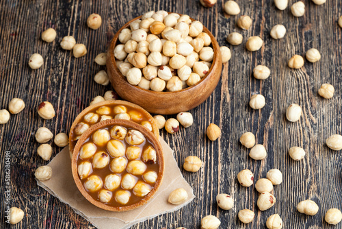 Billede på lærred round tartlet with salted caramel and roasted hazelnuts
