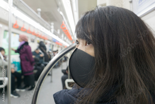 マスク着用の女性 電車内