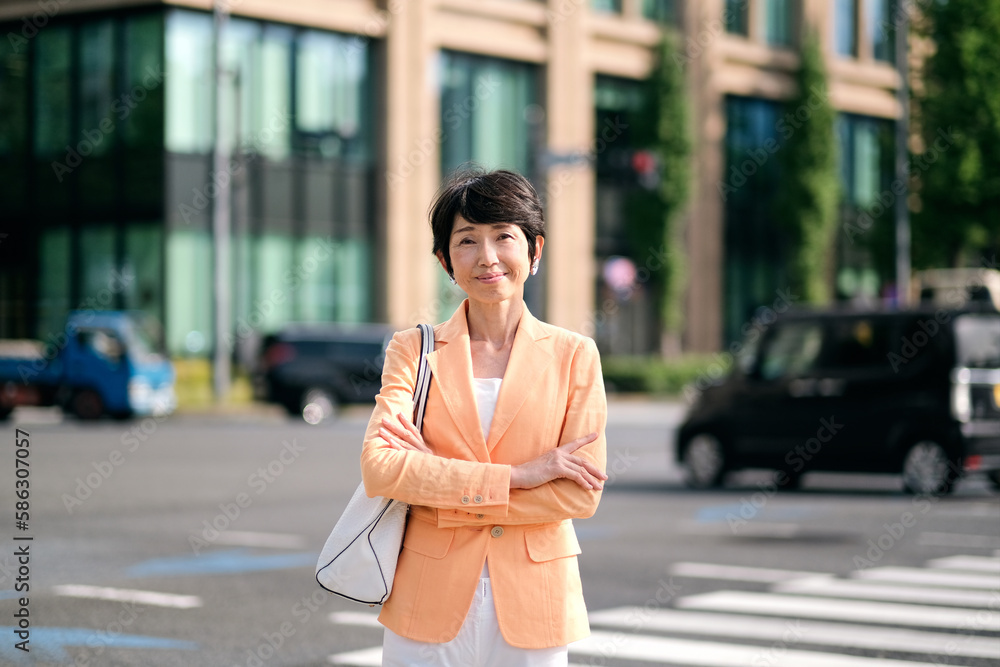 Fototapeta premium 笑顔のミドルエイジのビジネスウーマン