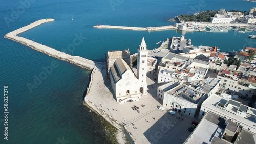 Vista aerea della cattedrale di trani, san nicola pellegrino in puglia photo