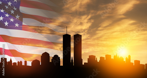 Fotografia New York skyline silhouette with Twin Towers and USA flag at sunset